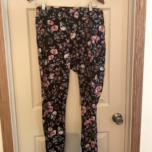 Floral leggings in black, pink, grey & cream.